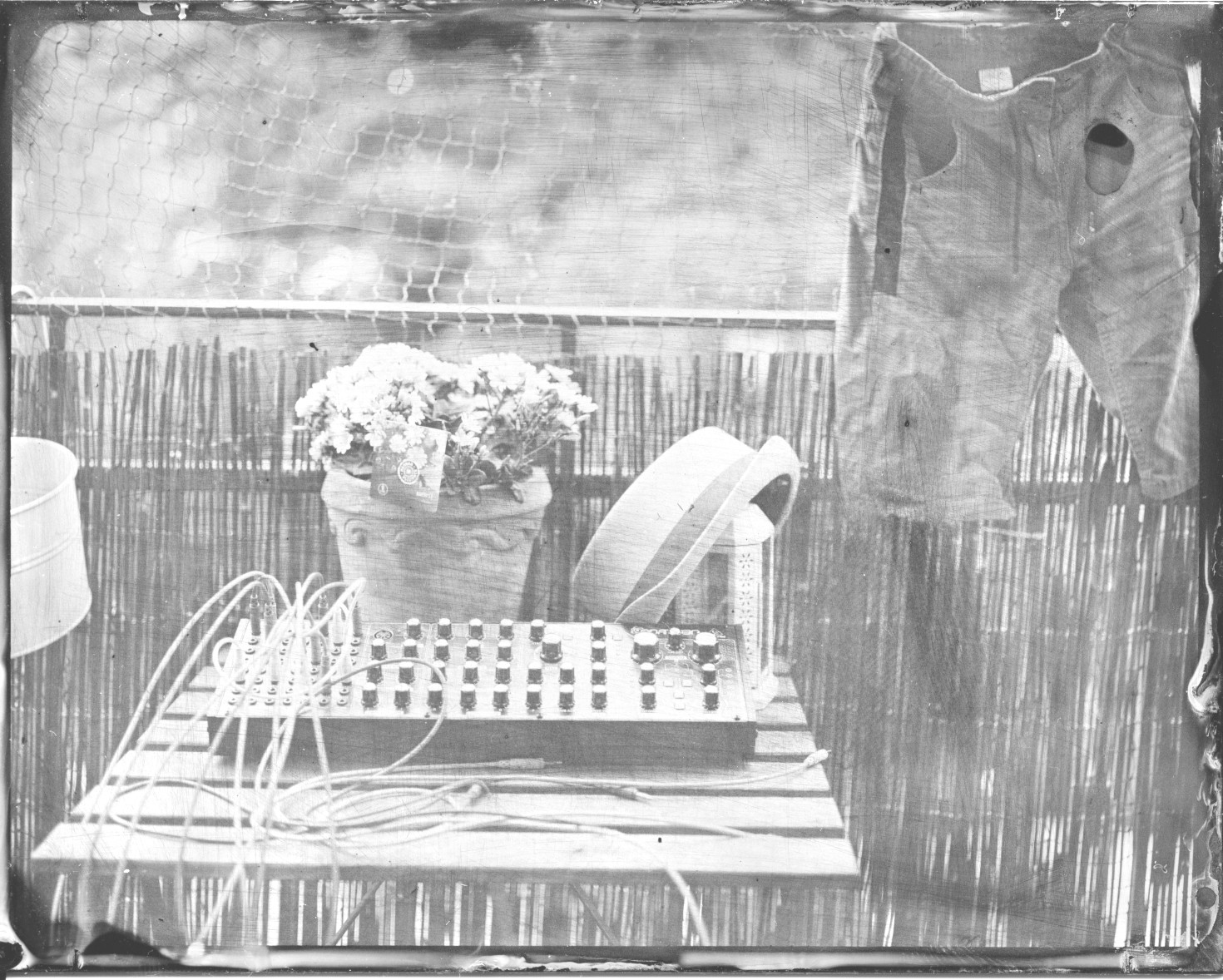 /visual/first_steps/img/wetplate_scan_synth_hut.jpg